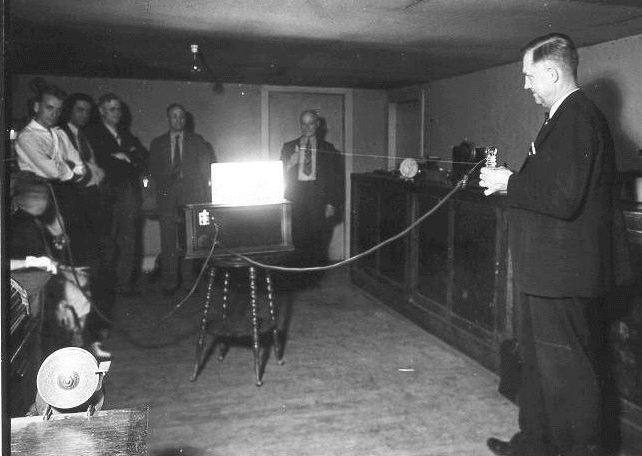 Thomas Henry Moray demonstriert seine
Energie-Apparatur, die die kosmische Energie nutzt Thomas Henry Moray demonstriert seine
Energie-Apparatur, die die kosmische Energie nutzt