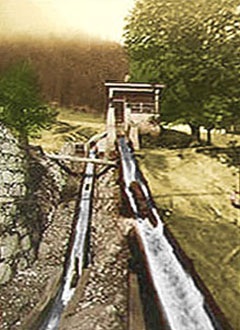 Holzschwemmanlage von Schauberger mit
Wasser+Stämmen Holzschwemmanlage von Schauberger
mit Wasser+Stämmen