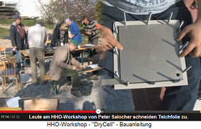 Workshop von Peter
Salocher, die Kursteilnehmer
schneiden Teichfolie zu und eine
Trockenzelle ist im Bau Workshop von Peter Salocher,
die Kursteilnehmer schneiden
Teichfolie zu und eine
Trockenzelle ist im Bau