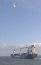 Frachtschiff
mit Zugdrachen in der Luft Frachtschiff mit Zugdrachen
in der Luft