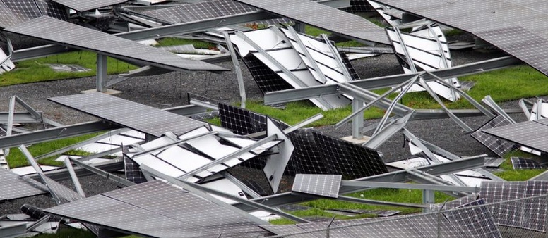 "USA"
Carolina, Sturm "Florence" zerlegt eine
Solarfarm "USA" Carolina, Sturm
"Florence" zerlegt eine Solarfarm