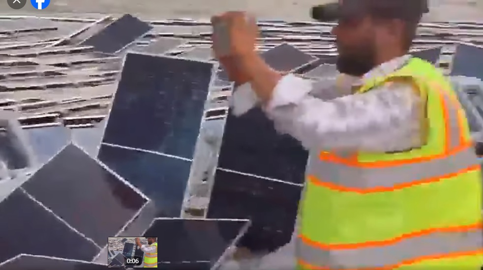 Ev. Kalifornien oder
Kanada: Sturm zerstört Solarparl auf einem See Ev. Kalifornien oder Kanada: Sturm zerstört
Solarparl auf einem See