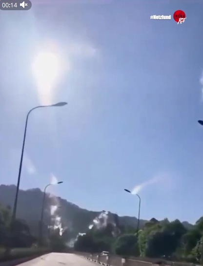 Spanien testet Sonnenkollektoren an
Strassenlampen zw. 40 und 50 Grad wochenlang:
raucht gut Spanien testet Sonnenkollektoren
an Strassenlampen zw. 40 und 50 Grad wochenlang:
raucht gut