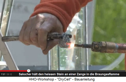 Salocher h�lt den quarzhaltigen Granit an
                          einer Zange in die Braungasflamme /
                          Knallgasflamme / HHO-Gasflamme