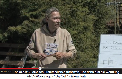 Peter Salocher erkl�rt einen
                          Pufferspeicher f�r die Heizung: Zuerst den
                          Pufferspeicher aufheizen, und dann erst die
                          Wohnung.