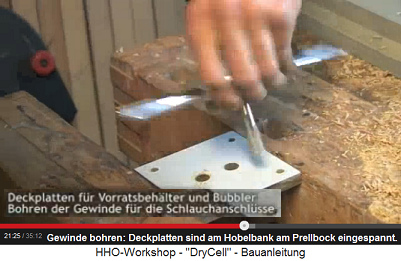 In die grosse L�cher in der Mitte
                            werden Gewinde eingedreht 02 - die Platte
                            ist im Prellbock eines Werkbanks
                            eingespannt