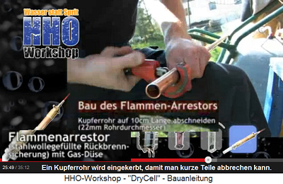 Das
Kupferrohr wird mit einem Rohrschneider
eingekerbt Das Kupferrohr wird mit einem
Rohrschneider eingekerbt