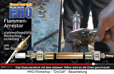 Das Reduzierstück wird an
die Düse angeschraubt Das Reduzierstück wird an die Düse
angeschraubt