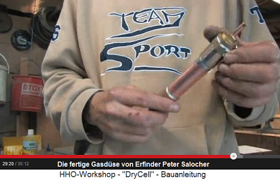 Erfinder Peter Salocher zeigt
seine Gasdüse Erfinder Peter Salocher zeigt seine
Gasdüse