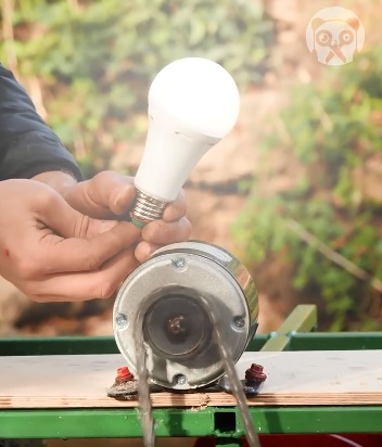 24.4.2025: Bachkraftwerk mit
Nockenwelle mit Strom 24.4.2025:
Bachkraftwerk mit Nockenwelle mit Strom