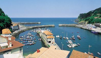 Mutriku, Hafenmolen mit einer kleinen
                        Wellenbrechermole davor