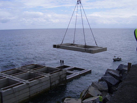 Bau der
                        Luftdruckkammern des Wellenkraftwerks Mutriku,
                        Sicht auf die Elemente