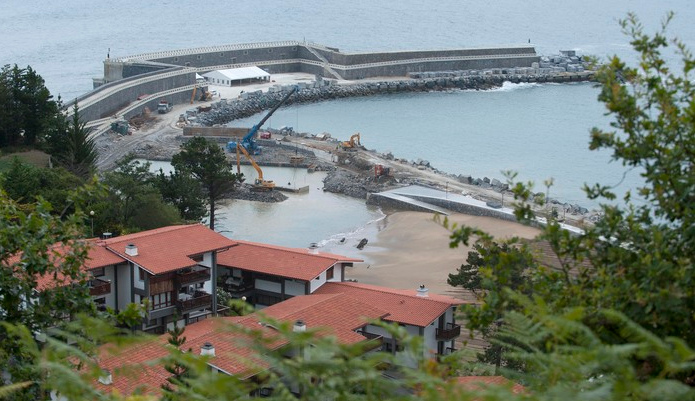 Mutriku: Sicht von hinten auf den vollendeten
                Schutzdeich mit dem Wellenkraftwerk