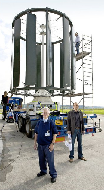 Der Windturm mit einem horizontalen
                          Windrad drin, von Karl Bahnm�ller und Patrick
                          Richter
