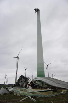 Altenbeken (Kalifat
                              NRW): Windradgondel samt Rotorbl�ttern
                              abgebrochen