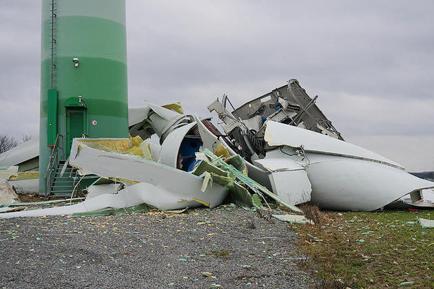 Altenbeken
                              (Kalifat NRW): Windradgondel samt
                              Rotorbl�ttern abgebrochen, Nahaufnahme