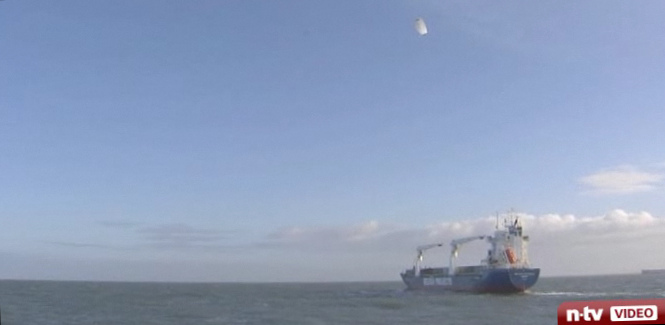 Frachter mit
              Zugdrache (01)