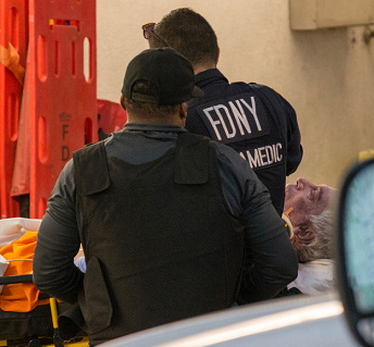 Die Person auf der Bahre hat die
                                Nase nach oben gerichtet und ist nicht
                                abgedeckt, das ist somit keine Leiche