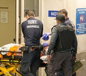 Das Double auf der Bahre erh�lt
                            Injektionen mit medizinischen Schl�uchen