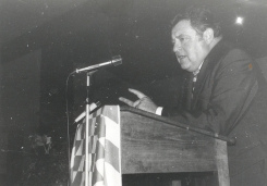 Der ewige, cholerische Polterer
                          Franz-Joseph Strauss redet gleich mit 2
                          ausgestreckten Zeigefingern... der Verdacht
                          eines Amalgamschadens durch den ewigen
                          Quecksilberdampf erscheint nicht
                          unbegr�ndet...