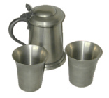 Zinn (hier in Form von
                          Zinnbechern mit Zinnkanne) ist ein Metall im
                          "Silberamalgam"