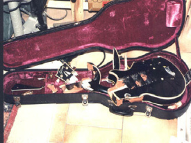 Gitarre nach Wutanfall. Die Gitarre
                                ist zum "Puzzle" geworden.
                                Wutanf�lle k�nnen durch chronische
                                Quecksilberdampf-Exposition verursacht
                                sein. Die Medizin gibt dann einfach
                                Beruhigungstabletten oder schickt die
                                Menschen in die
                                "Verhaltenstherapie", wo sie
                                aber kaum geheilt werden k�nnen...