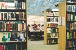 Lesesaal
              einer Universit�t mit Literatur, z.B. mit B�chern �ber die
              Giftigkeit von Amalgam-Sonderm�ll, aber die Justiz handelt
              nicht danach...