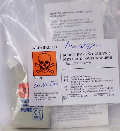 Amalgam-Quecksilber abgepackt mit
                          Totenkopf am Fl�schchen