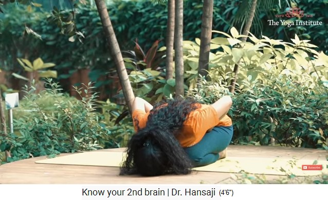 �bung 1: Zusammengeklappt mit H�nden am Bauch