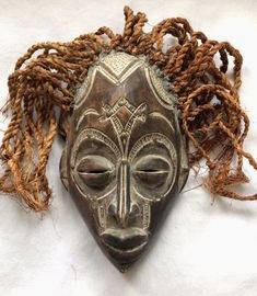 Mask with
                  hair of coconut fiber