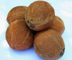 Coco con 3 agujeros
                  germinales formando una cara de coco (2 ojos y boca)