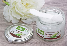 Aceite de coco en un vaso abierto con
                              sp�tula