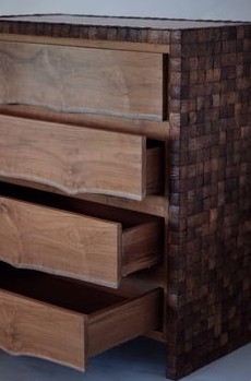 Teak-Kommode mit Kokosnusskacheln