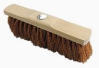 Besen aus
                  Hols und Kokosfaser
