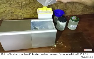 Das Kokos�l wird gesiebt
                    02, 2 Gl�ser sind mit Kokos�l bereits voll, ein
                    drittes steht dahinter mit einem Trichter