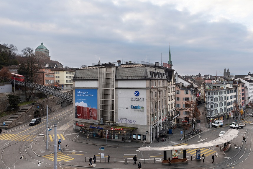 Antidemokratisches Hetzplakat der NZZ in Z�rich
                3.12.2020: NZZ-Plakat am Central in Z�rich:
                "Achtung vor Andersdenkenden"