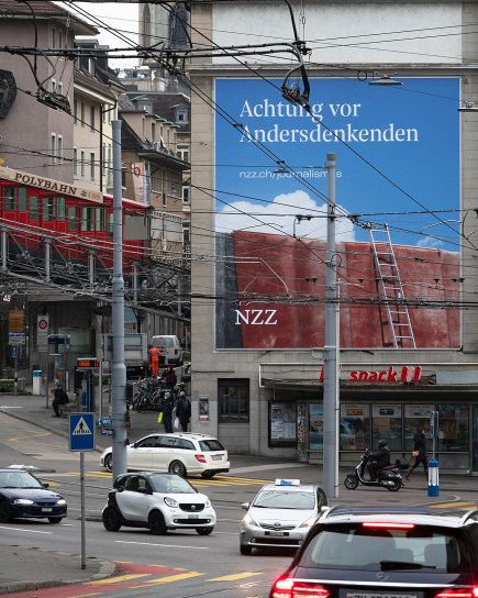 Antidemokratisches
                      Hetzplakat der NZZ am Central in Z�rich 3.12.2020:
                      Das Plakat "Achtung vor Andersdenkenden"
                      suggeriert, wer die Wahrheit denkt, w�rde eine
                      Mauer runterfallen, Zoom