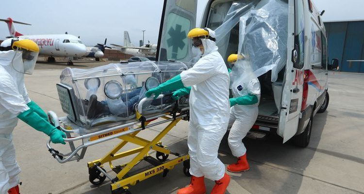 Mondlandungsanz�ge gegen den Coronavirus in Peru