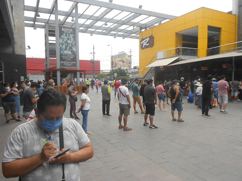 Peru: Terror der Regierung
                                    Vizcarra+Martos: Warteschlangen vor
                                    Banken in Independencia Lima Royal
                                    Plaza bis zu 2 Stunden, M�rz 2020