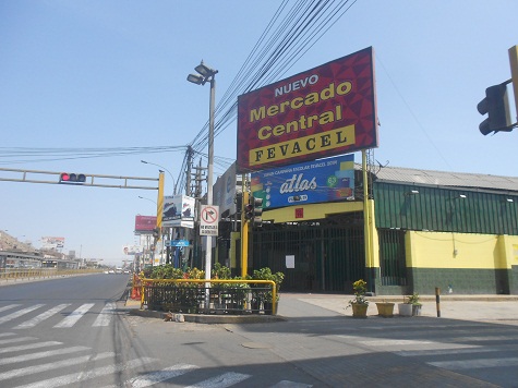 Terror von Vizcarra+Martos: Der Markt
                              Tomas Valle in Independencia in Lima ist
                              schon ab 13 Uhr geschlossen