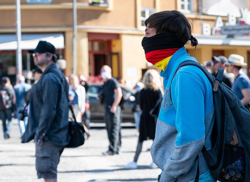 Demonstration für Grundrechte in
Berlin 25.4.2020 mit Mungschutz in
deutschen Farben Schwarz-Rot-Gold Demonstration für Grundrechte in
Berlin 25.4.2020 mit Mungschutz in
deutschen Farben Schwarz-Rot-Gold