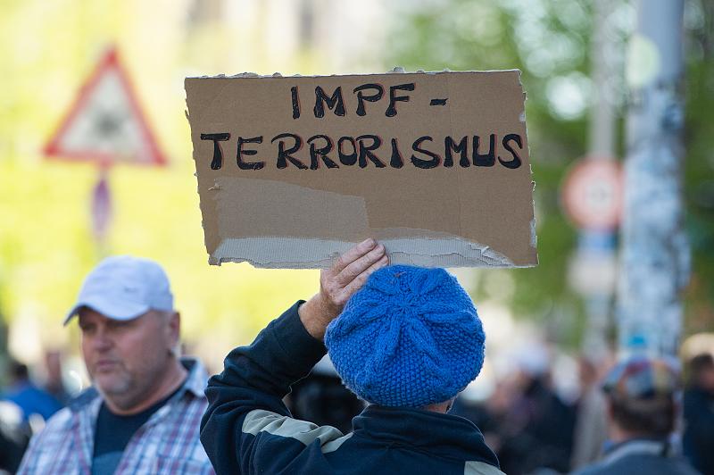 Demonstration für Grundrechte in
Berlin, 25.4.2020, Demoschild gegen
Impfterrorismus Demonstration für
Grundrechte in Berlin, 25.4.2020,
Demoschild gegen Impfterrorismus