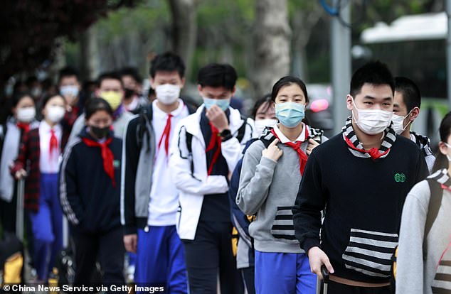 6. Zehntausende von Absolventen in
China sind auf den Campus zurückgekehrt,
nachdem sie wegen Coronavirus drei Monate zu
Hause verbracht hatten. Im Bild stehen Schüler
mit Gesichtsmasken am 27. April am Eingang
einer Mittelschule in Shanghai, um ihre
Temperatur überprüfen zu lassen 6.
Zehntausende von Absolventen in China sind auf
den Campus zurückgekehrt, nachdem sie wegen
Coronavirus drei Monate zu Hause verbracht
hatten. Im Bild stehen Schüler mit
Gesichtsmasken am 27. April am Eingang einer
Mittelschule in Shanghai, um ihre Temperatur
überprüfen zu lassen