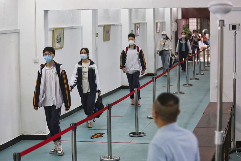 Wuhan (China) Mai 2020: Jugendliche
mit Maske und Distanz betreten eine
Oberschule Wuhan (China) Mai 2020:
Jugendliche mit Maske und Distanz betreten
eine Oberschule
