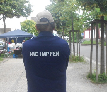 Jacke mit gedrucktem Text NIE
                              IMPFEN