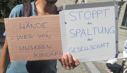 Demo Winterthur 18.9.2021: Es
                    wird gefordert: H�nde weg von unseren Kindern, also
                    NIEMALS Kinder GENimpfen - und: STOPPT die SPALTUNG
                    der GESELLSCHAFT