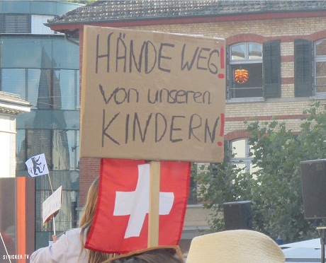 Demo Winterthur 18.9.2021:
                    Transparent 12 mit der Forderung: H�nde weg von
                    unseren Kindern, also nicht GENimpfungen und nicht
                    foltern und nicht entf�hren etc.
