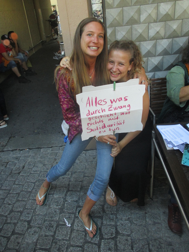Demo Winterthur 18.9.2021: Transparent 21:
"Alles, was durch Zwang geschieht, hat nichts
mit Solidarität zu tun" - original mit zwei
lächelnden Personen Demo Winterthur 18.9.2021:
Transparent 21: "Alles, was durch Zwang
geschieht, hat nichts mit Solidarität zu tun" -
original mit zwei lächelnden Personen