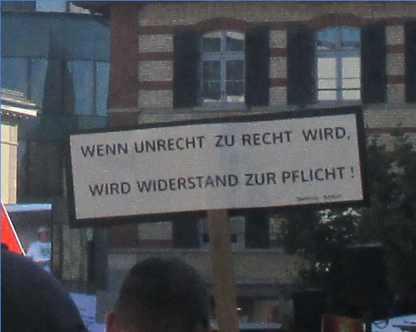 Demo Winterthur 18.9.2021: Transparent 23
stellt fest: "Wenn Recht zu Unrecht wird, wird
Widerstand zur Pflicht" - Zoom Demo
Winterthur 18.9.2021: Transparent 23 stellt fest:
"Wenn Recht zu Unrecht wird, wird Widerstand
zur Pflicht" - Zoom