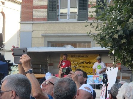 Demo
                    Winterthur 18.9.2021: Reden 03, ein Mann mit
                    schweizer Kreuz auf dem T-Shirt